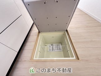 【収納】 | CRADLE GARDEN古河市中田第6　 | 同社施工物件写真。※建具やフローリング、その他仕様が異なる場合がございます。調味料などの収納に♪あってよかった高容量な床下収納付き
