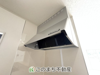 【設備】 | CRADLE GARDEN古河市中田第6　 | 同社施工物件写真。※建具やフローリング、その他仕様が異なる場合がございます。シンプルなレンジフード☆お料理の匂いもすっきり吸引します