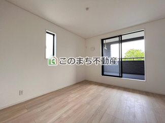 【洋室】 | CRADLE GARDEN古河市中田第6　 | 同社施工物件写真。※建具やフローリング、その他仕様が異なる場合がございます。南向きで陽当たりの良い洋室♪風通しもよく快適です☆