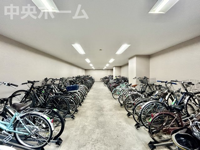プリメール柳島の駐輪場|【自転車置き場】最新の空き状況や費用などの詳細は担当スタッフまでお問い合わせください。