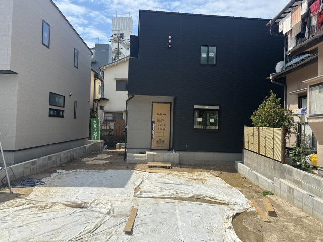 安佐南区西原2丁目の駐車場|駐車スペースも確保された外観。ダークカラーのシックなデザインが魅力です。