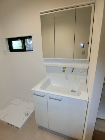安佐南区西原2丁目の独立洗面台|ナチュラルカラーで統一された明るい洗面室。使い勝手の良いレイアウトで毎日の身支度もスムーズ。