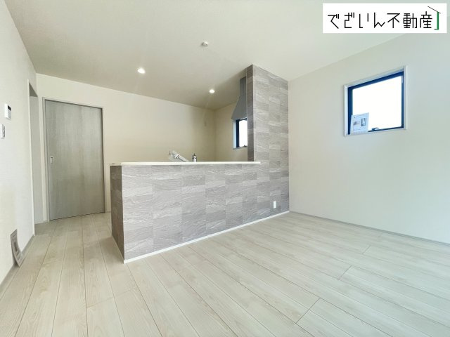 【居間・リビング】 | Livele Garden.S熊谷市月見町第3　新築住宅 | 広がるやすらぎのプライベート空間。大きい窓から射しこむ眩い光が、広々としたリビング空間を鮮やかに映し出します。
現地(2026年7月撮影)