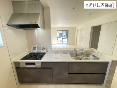 【キッチン】 | Livele Garden.S熊谷市月見町第3　新築住宅 | ご家族みんなで調理ができる位のスペースを実現したキッチン空間となっております。みんなで作った料理を召し上がりながらの会話は、自然と笑いが絶えない空間がそこに広がります。
現地(2026年7月撮影)