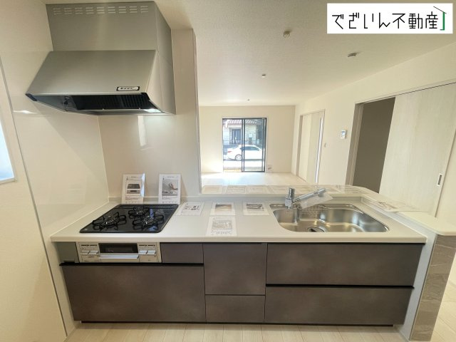 【キッチン】 | Livele Garden.S熊谷市月見町第3　新築住宅 | ご家族みんなで調理ができる位のスペースを実現したキッチン空間となっております。みんなで作った料理を召し上がりながらの会話は、自然と笑いが絶えない空間がそこに広がります。
現地(2026年7月撮影)