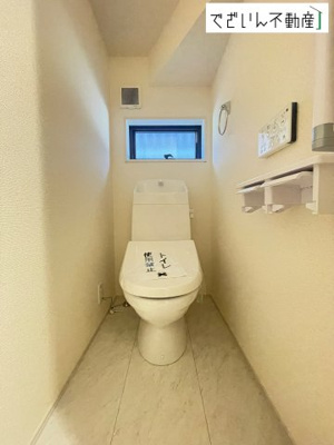 【トイレ】 | Livele Garden.S熊谷市月見町第3　新築住宅 | シンプルで清潔感のある空間は、毎日使う場所だからこそ嬉しい。家族みんなが快適に過ごせる工夫が詰まっています。
現地(2026年7月撮影)