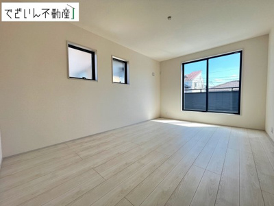 【洋室】 | Livele Garden.S熊谷市月見町第3　新築住宅 | 夫婦の寝室としても使える落ち着いた居室。育児の合間にほっと一息つける、静かな時間を守ってくれます。
現地(2026年7月撮影)