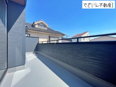 【バルコニー】 | Livele Garden.S熊谷市月見町第3　新築住宅 | 植物を育てたり、椅子を置いて読書したり。暮らしにちょっとした豊かさを添える空間です。
現地(2026年7月撮影)