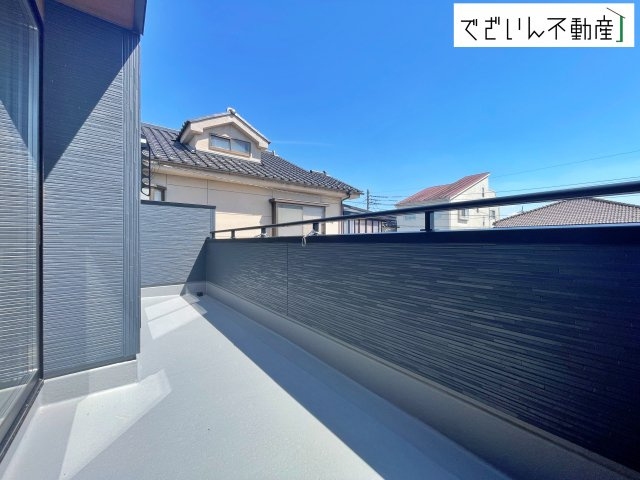 【バルコニー】 | Livele Garden.S熊谷市月見町第3　新築住宅 | 植物を育てたり、椅子を置いて読書したり。暮らしにちょっとした豊かさを添える空間です。
現地(2026年7月撮影)