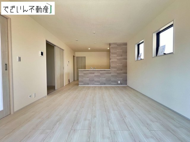 【居間・リビング】 | Livele Garden.S熊谷市月見町第3　新築住宅 | 洋室と隣接したリビングは、遊び場にもお昼寝スペースにも。育児と家族時間が無理なく両立できる、優しい間取りです。
現地(2026年7月撮影)