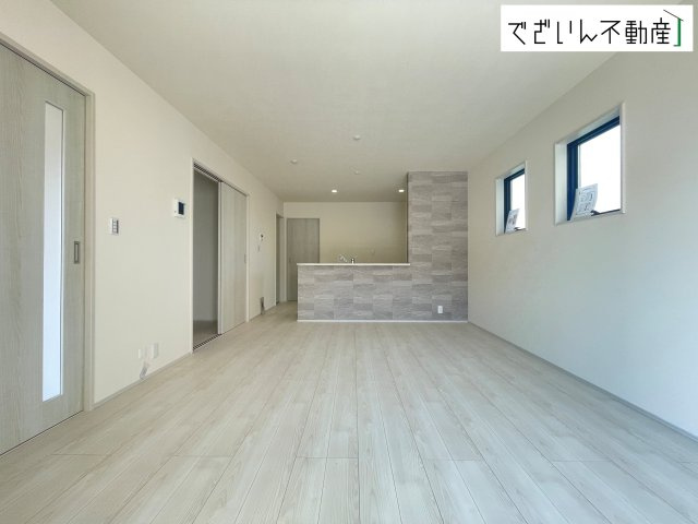 【居間・リビング】 | Livele Garden.S熊谷市月見町第3　新築住宅 | 洋室と隣接したリビングは、遊び場にもお昼寝スペースにも。育児と家族時間が無理なく両立できる、優しい間取りです。
現地(2026年8月撮影)