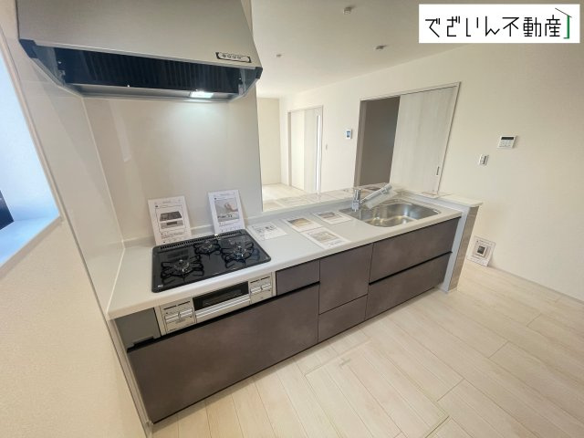 【キッチン】 | Livele Garden.S熊谷市月見町第3　新築住宅 | 共働きでも無理なく使える効率的なレイアウト。夕食の準備も、家族の会話を楽しみながら進められる、心地よいキッチンです。
現地(2026年7月撮影)