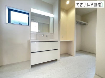 【独立洗面台】 | Livele Garden.S熊谷市月見町第3　新築住宅 | 朝の支度も家族並んでスムーズに。洗面台の広さと収納力が、忙しい毎日を支えてくれます。
現地(2026年7月撮影)