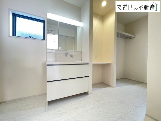 【独立洗面台】 | Livele Garden.S熊谷市月見町第3　新築住宅 | 朝の支度も家族並んでスムーズに。洗面台の広さと収納力が、忙しい毎日を支えてくれます。
現地(2026年7月撮影)