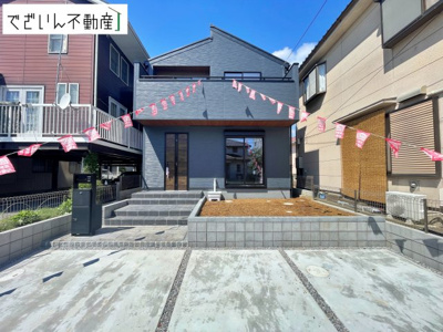 【外観】 | Livele Garden.S熊谷市月見町第3　新築住宅 | 街並みに馴染む、シンプルで洗練された佇まい。暮らしにちょっとした遊び心を添えてくれるお家です。
現地(2026年7月撮影)