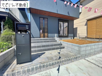 【玄関】 | Livele Garden.S熊谷市月見町第3　新築住宅 | 宅配BOX付きの門柱・POSTがあり、荷物の受け取りに便利です。
現地(2026年7月撮影)