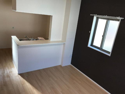【居間・リビング】 | フェリシアス | 角部屋なので側面にも窓があり光も入ります