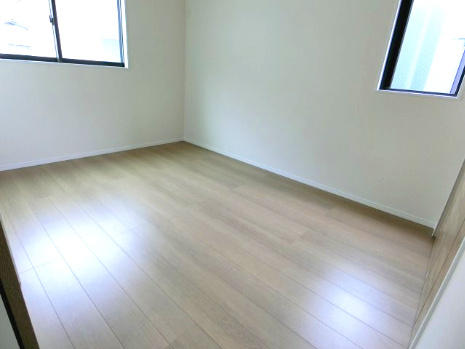 安佐南区西原2丁目の洋室|木目のフロアがやさしい印象を与える居室。日中は自然光が差し込み、心地よい空間です。