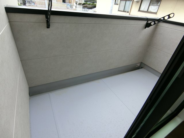 安佐南区西原2丁目のバルコニー|ゆとりある広さのバルコニー。洗濯物やお布団もたっぷり干せる、家事に嬉しいスペースです。