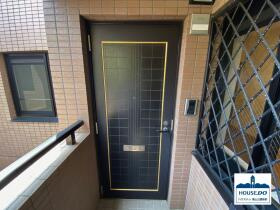 3LDK南向き住戸！サンマンションアトレ猫ヶ洞のその他共用部分|共用通路からみた玄関のようす。