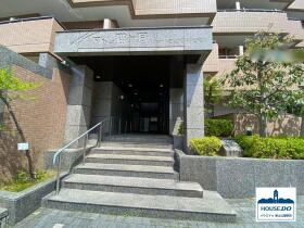 3LDK南向き住戸！サンマンションアトレ猫ヶ洞のエントランス|両サイドの緑の植栽が彩る洗練されたエントランス。
住まう人と訪れる人を温かく迎えいれてくれます。