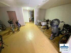 3LDK南向き住戸！サンマンションアトレ猫ヶ洞のその他共用部分|屋内にある駐輪場は、雨風を凌げる空間です。
嬉しいですね♪