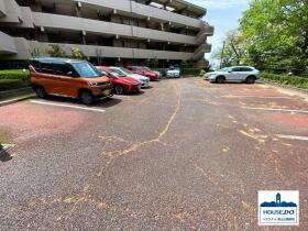 3LDK南向き住戸！サンマンションアトレ猫ヶ洞の駐車場|マンション裏側にある広いスペースに駐車場はあります。
敷地内駐車場：専用使用権付き、No.10となっています。