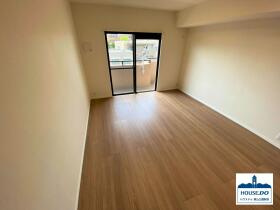 3LDK南向き住戸！サンマンションアトレ猫ヶ洞の居間・リビング|明るく開放的な縦長リビングは、家具の配置がしやすく、家族のくつろぎ空間として最適です。