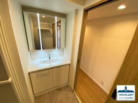 3LDK南向き住戸！サンマンションアトレ猫ヶ洞の独立洗面台|洗面台は視界の広がる三面鏡で、朝のセットもストレスフリーに♪