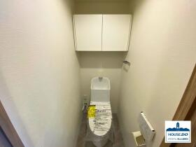 3LDK南向き住戸！サンマンションアトレ猫ヶ洞のトイレ|便利な収納付きトイレは、最新の温水洗浄機能で、いつでも清潔・快適♪
