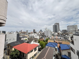 【展望】 | バルコニーからの眺望です。地上5階のフロアで都心が一望できます。夜景もなかなかです♪