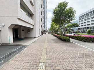 【外観】 | 入口玄関前は整備された歩道でインターロッキング♪ お客様のご訪問時にも明るい印象を持って頂けると思います。