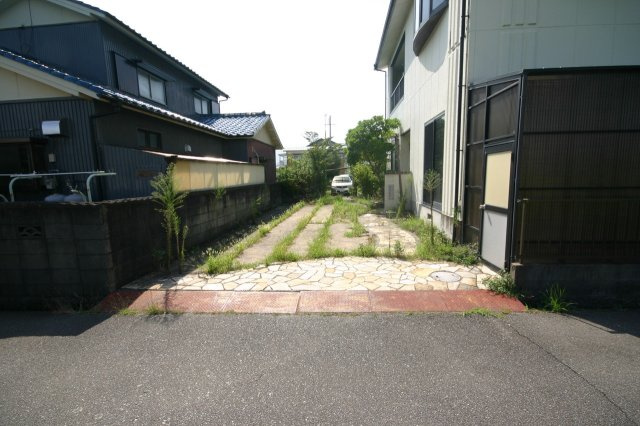 中古戸建　御津町朝臣の駐車場|車種により３台可