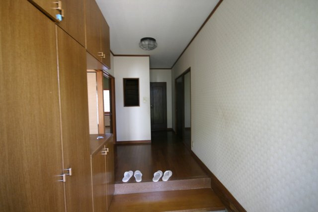 中古戸建　御津町朝臣の玄関|収納大容量です