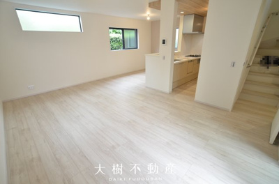 【居間・リビング】 | 座間市相武台１丁目　新築戸建て　全１棟【仲介手数料無料】