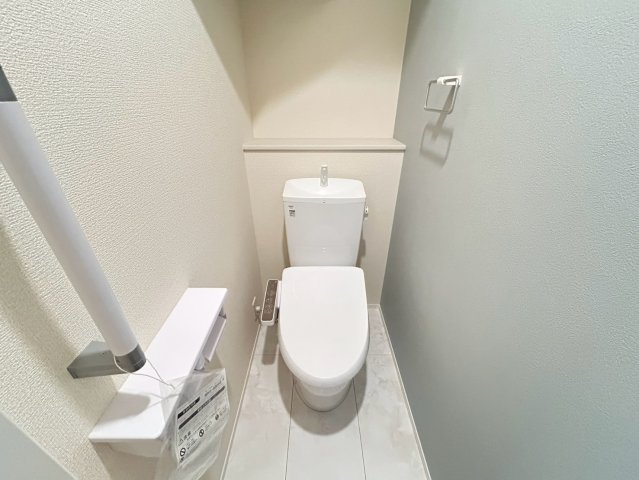 リーブルガーデン　江南市鹿子島町第四　全3区画分譲のトイレ|超表面平滑加工とイオンパワーの「セフィオンテクト」加工で、汚れが付きにくく落ちやすい仕様で清潔です。
便器にフチがないので汚れが隠れて見えない部分がありません。お手入れがとってもラクラクです。