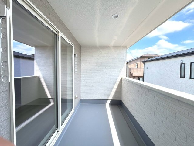 リーブルガーデン　江南市鹿子島町第四　全3区画分譲のバルコニー|バルコニーは南向きで洗濯物もよく乾きます！強度と表面積硬度を持つFPRで防水しています。