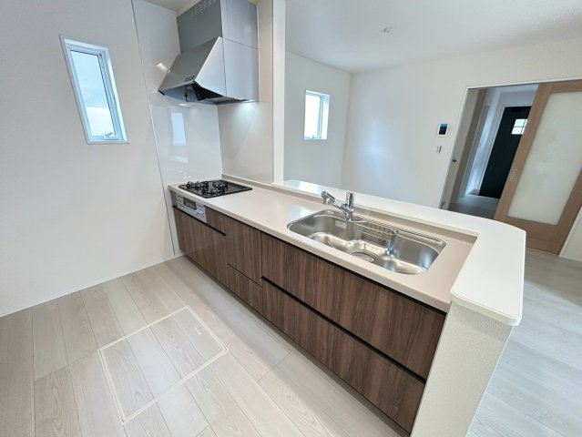 リーブルガーデン　江南市鹿子島町第四　全3区画分譲のキッチン|機能的で手入れがしやすいシステムキッチンでお掃除も楽々。蛇口は浄水器内蔵型で節湯CI対応水栓です。　
人造大理石カウンターやキッチンパネルなど明るくきれいにお使いいただけます。