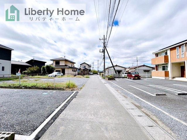 石岡市若松第8　新築戸建　1号棟の前面道路含む現地写真