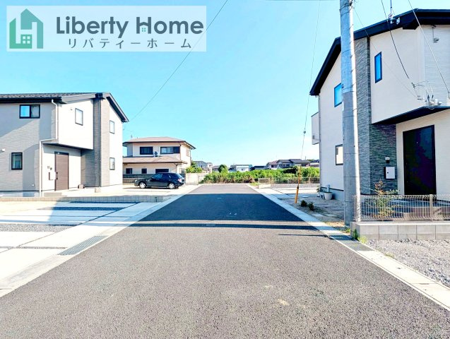 石岡市若松第8　新築戸建　1号棟の前面道路含む現地写真
