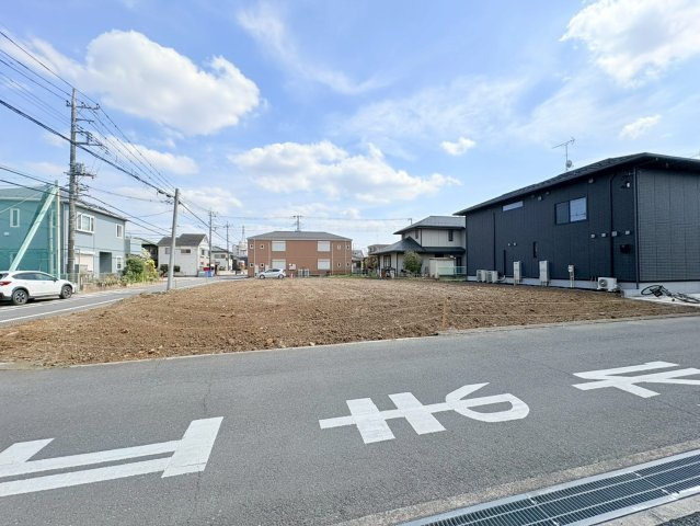 坂戸市千代田2丁目　建築条件なし売地　東武東上線『若葉駅』徒歩22分　【千代田小学区】の前面道路含む現地写真