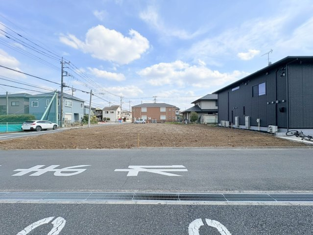 坂戸市千代田2丁目　建築条件なし売地　東武東上線『若葉駅』徒歩22分　【千代田小学区】の前面道路含む現地写真