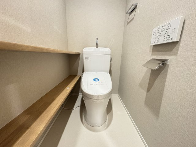 アクシアガーデン南砂のトイレ|便利なカウンター付きのトイレです♪