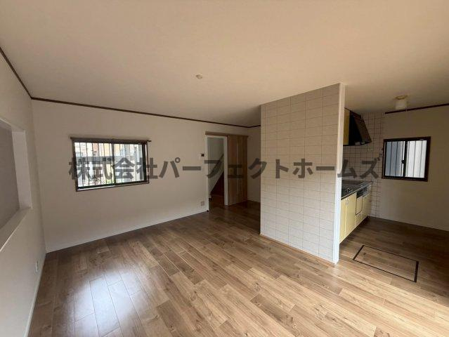 高野道2丁目戸建　賃貸の居間・リビング|おしゃれな居間です