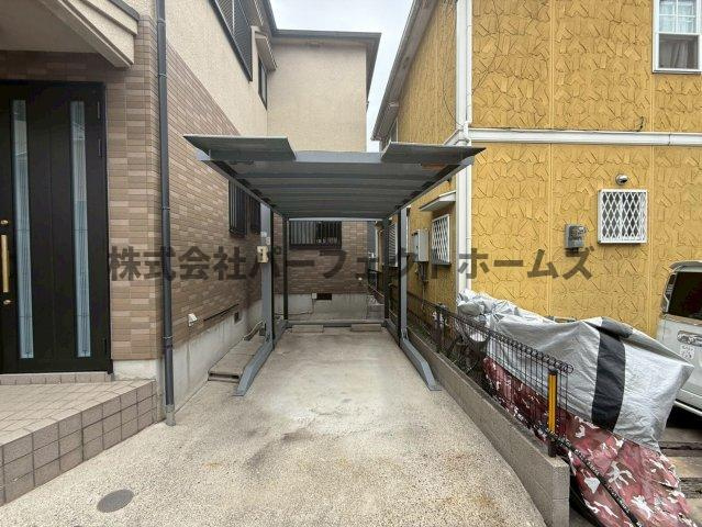 高野道2丁目戸建　賃貸の駐車場|車をお持ちの方に嬉しい駐車場付きの物件です