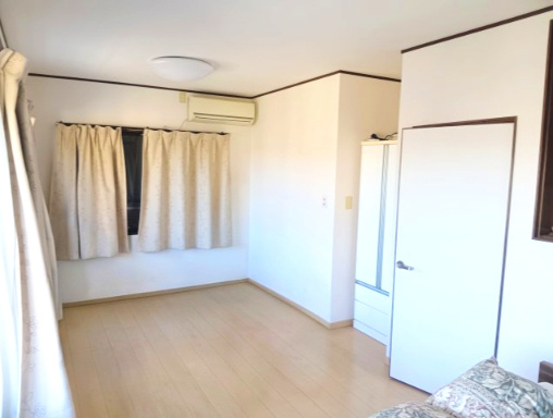 売中古戸建　藤枝市時ケ谷の洋室|さらに洋室9帖はゆとりある広さで、主寝室にぴったりです！