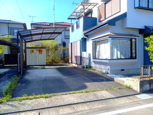売中古戸建　藤枝市時ケ谷の前面道路含む現地写真|車を４台を置ける駐車場！急な来客があっても安心です！