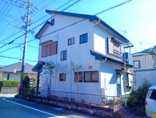 売中古戸建　藤枝市時ケ谷の外観|白とネイビーの外壁は、清潔感と上品さをバランスよく兼ね備えた魅力的なデザインです。