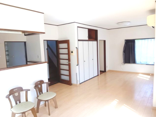 売中古戸建　藤枝市時ケ谷の居間・リビング|ソファやダイニングテーブルをバランスよく配置できるため、生活動線もスムーズで使い勝手が良いのが特徴です。