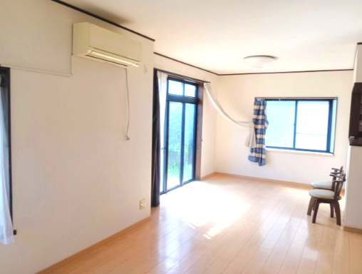 売中古戸建　藤枝市時ケ谷の居間・リビング|17.4帖のリビングは家族が自然と集まりやすく、程よい距離感でくつろげる空間になります！